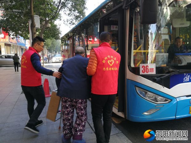 邵阳满城 “红马甲”为创建全国文明城市爱心助力(图2)