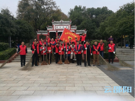 市交通局在城区开展大清扫 向“志愿者日”献礼(图1)