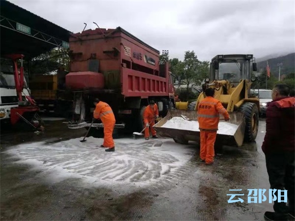 邵阳高速启动“抗冰保畅”模式(图1)