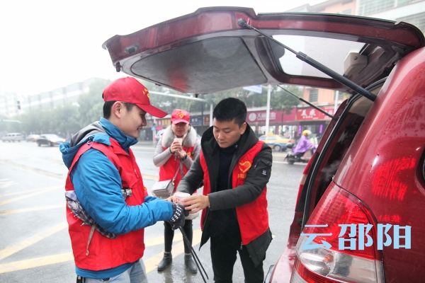 邵阳市志愿者周末开展志愿服务活动(图2)
