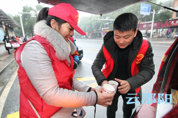 邵阳市志愿者周末开展志愿服务活动(图1)