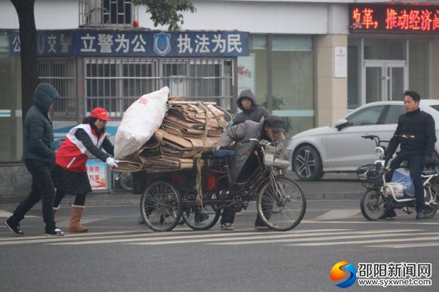 邵阳市食药监局：文明交通我先行 志愿服务暖人心(图2)