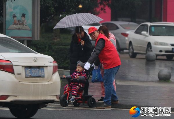 邵阳市食药监局：文明交通我先行 志愿服务暖人心(图1)