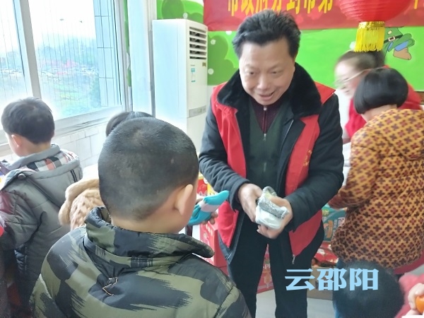 邵阳市政府办开展“送温暖、献爱心”志愿服务活动(图2)