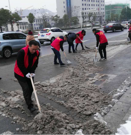 任其冰雪再冷 似火热情不减——邵阳市公路管理局抗冰雪行动(图1)