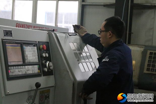 邵阳兴达精密机械制造有限公司工作人在组织生产