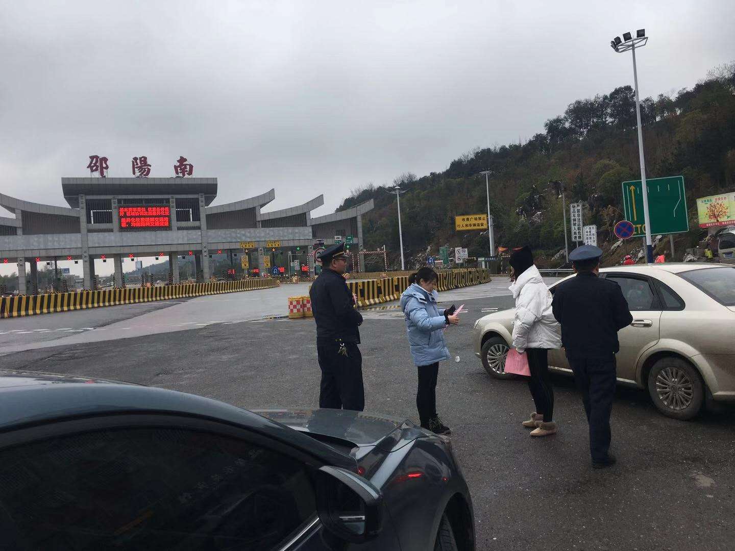 邵阳市交通执法支队开展拒乘“黑车”宣传活动(图1)