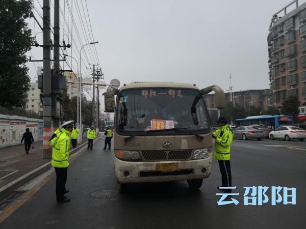 邵阳市重拳出击超载客运车辆 近两天查处违法行为463起(图1)