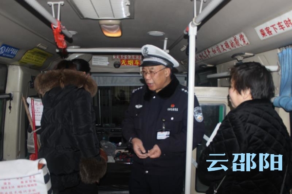 邵阳市重拳出击超载客运车辆 近两天查处违法行为463起(图3)