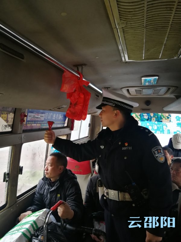 邵阳市重拳出击超载客运车辆 近两天查处违法行为463起(图2)