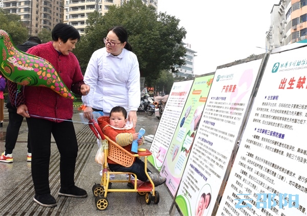 邵阳开展“关爱听力健康 落实残疾儿童康复救助制度”主题宣传活动和志愿服务(图2)