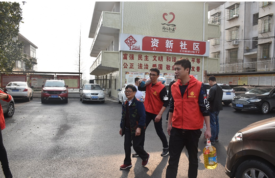 邵阳市民政局开展“学雷锋关爱城市贫困户”志愿服务活动(图3)
