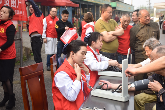 邵阳市民政局开展“学雷锋关爱城市贫困户”志愿服务活动(图2)