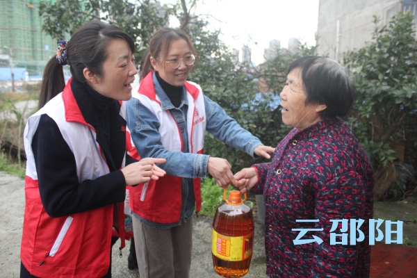 邵阳市妇联进社区关爱残疾人(图2)