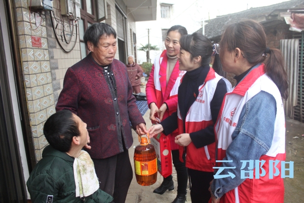 邵阳市妇联进社区关爱残疾人(图1)