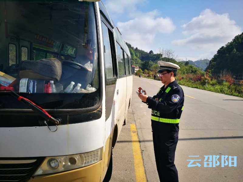 邵阳交警“五一”启动战时勤务模式 严密防控交通事故(图2)