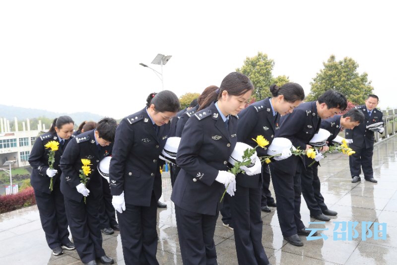 邵阳交警开展“缅怀革命先烈，弘扬革命精神”清明祭扫活动(图1)