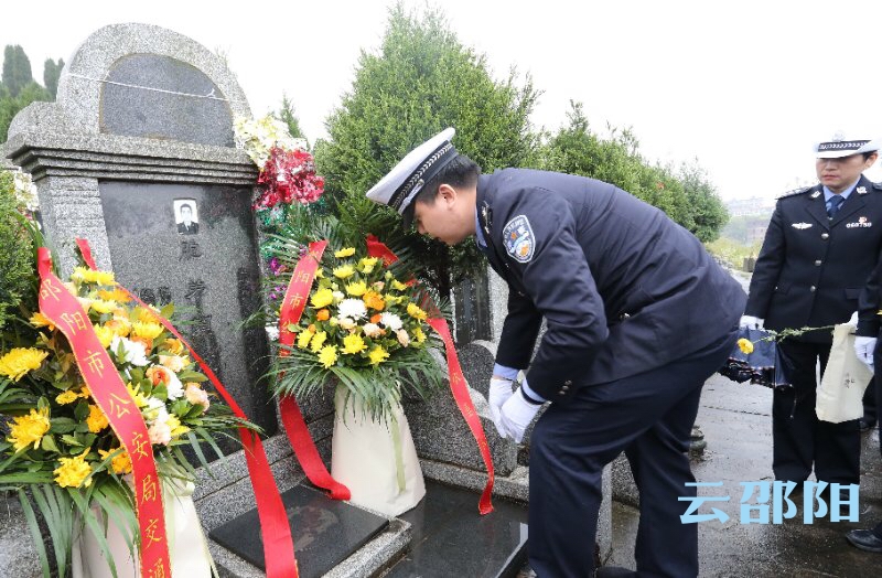 邵阳交警开展“缅怀革命先烈，弘扬革命精神”清明祭扫活动(图3)