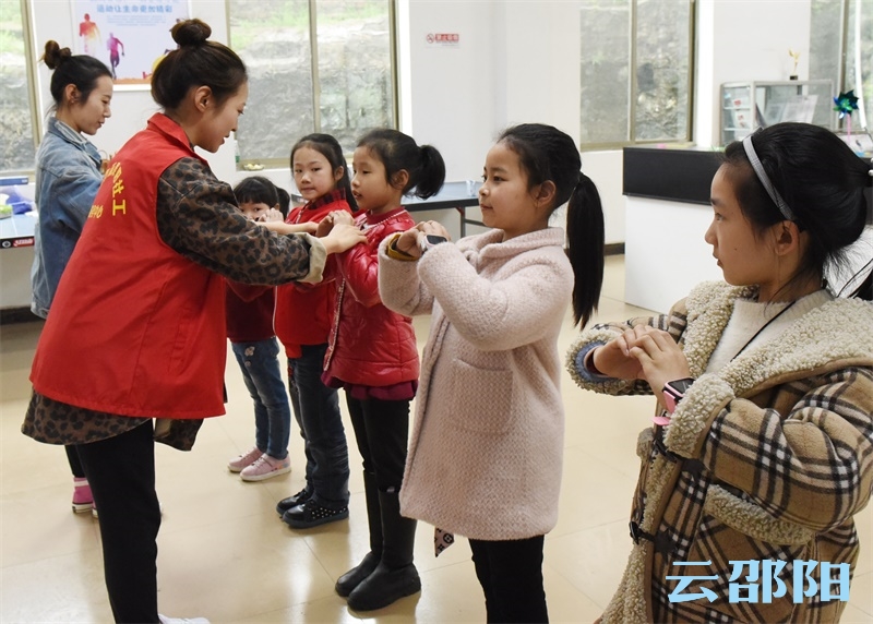 关爱未成年人身心健康丨500余名志愿者走进邵阳市区140个社区(图4)