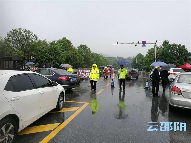 “五一”小长假：邵阳公安交警全警上路保畅通(图2)