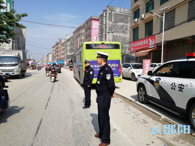 “五一”小长假：邵阳公安交警全警上路保畅通(图1)