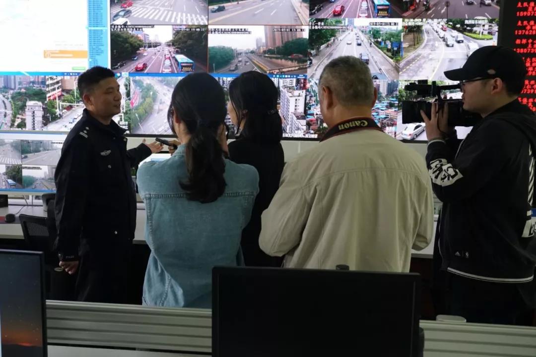 五一节邵阳公安交警警媒互动与你同行(图1)