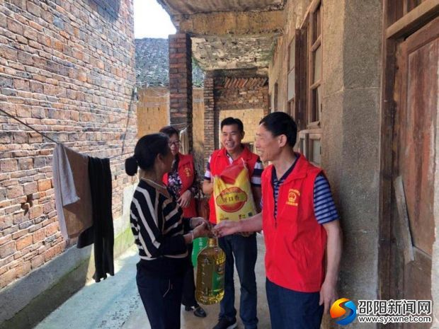 邵阳市国资委组织志愿者开展关爱“空巢老人”服务活动(图1)