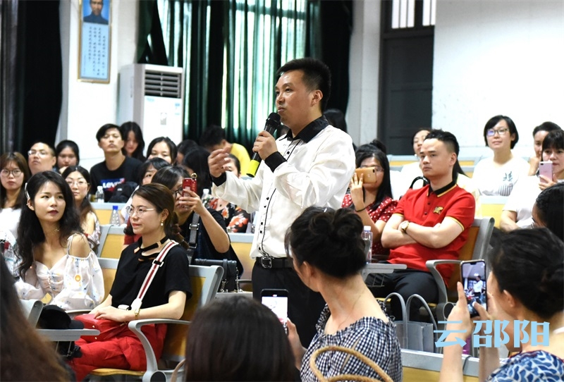 邵阳200余名一线中小学音乐老师市区集中“加餐”(图1)