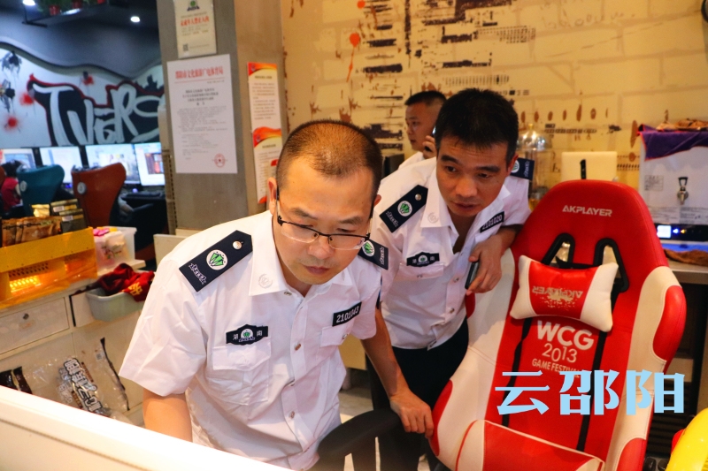 邵阳市文化市场综合执法局夜查城区网吧(图3)