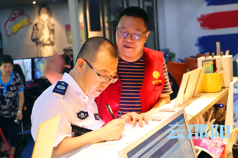 邵阳市文化市场综合执法局夜查城区网吧(图4)