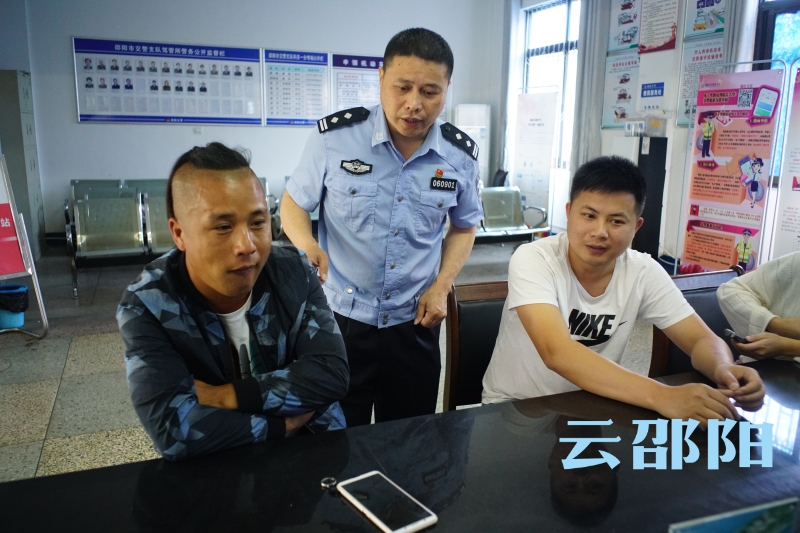 邵阳交警：执行“放管服” 便民新举措(图2)