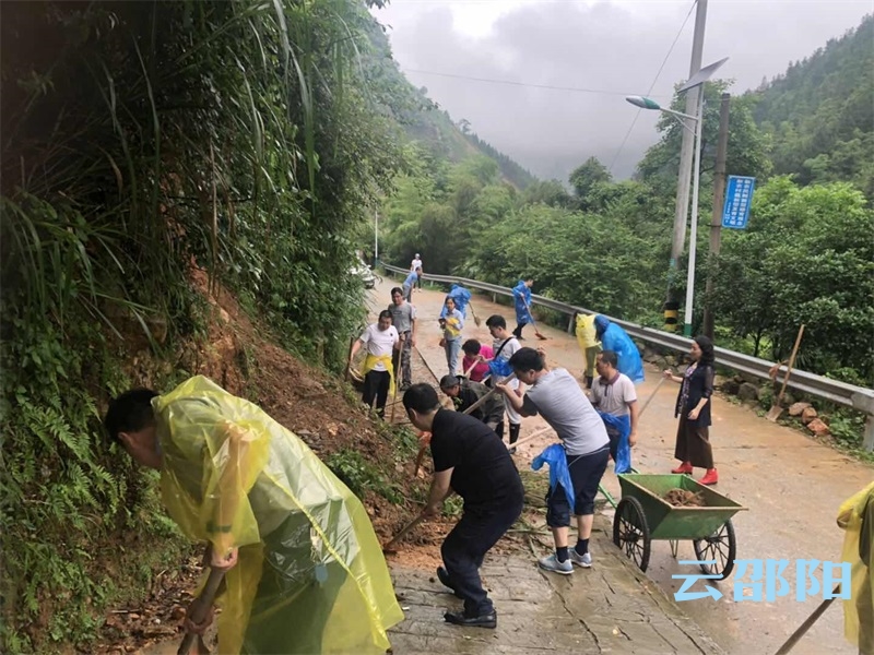 邵阳市行政审批服务局：驰赴帮扶村开展抢险救灾(图1)