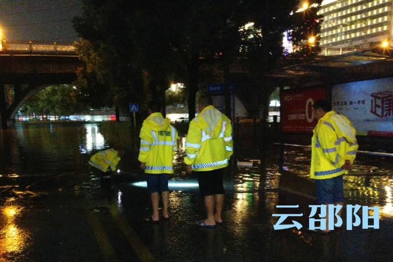 邵阳市政部门全员一线抗洪排涝(图2)