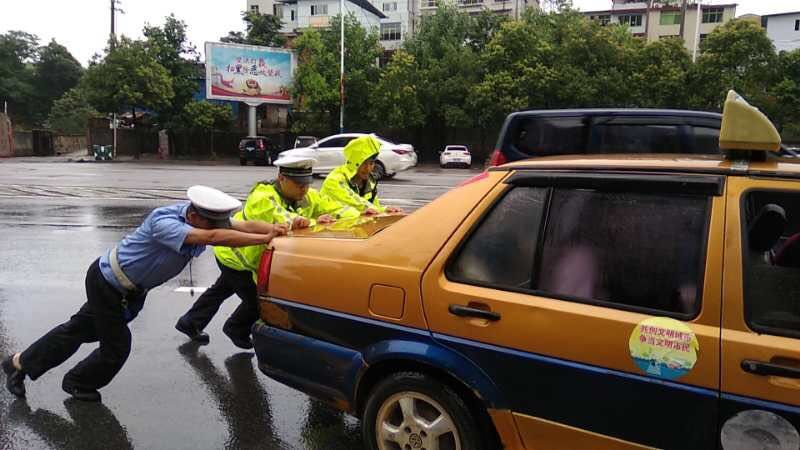 邵阳交警：全警上路抢险 力保道路通畅(图2)