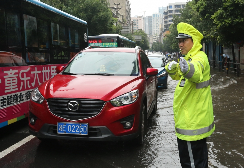 邵阳交警：全警上路抢险 力保道路通畅(图1)