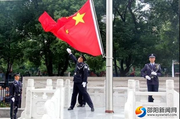 邵阳中院举行“七一”升国旗仪式暨重温入党誓词活动(图2)
