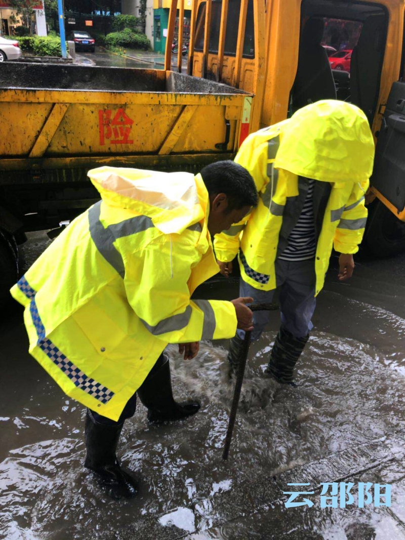 强降雨致城区积水 邵阳市政部门紧急排涝(图2)