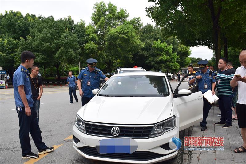 邵阳市交通执法支队强力整治火车站周边运输市场秩序(图1)