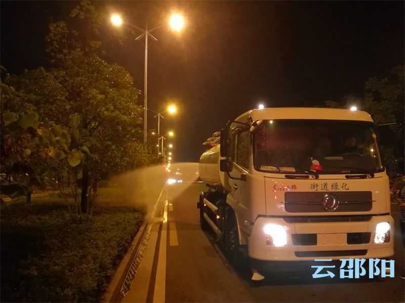 邵阳园林部门昼夜为树木“解渴”(图2)