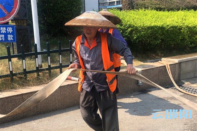 邵阳园林部门昼夜为树木“解渴”(图1)