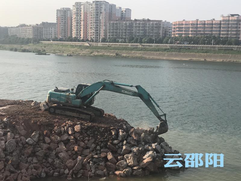 资江南岸防洪堤项目建设分段加速推进(图1)