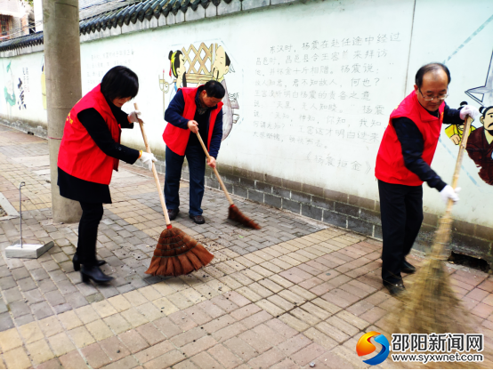 邵阳市交通运输局志愿者深入街头大清扫(图2)