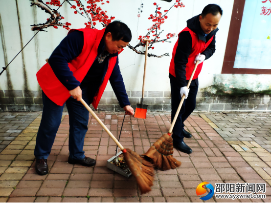 邵阳市交通运输局志愿者深入街头大清扫(图1)