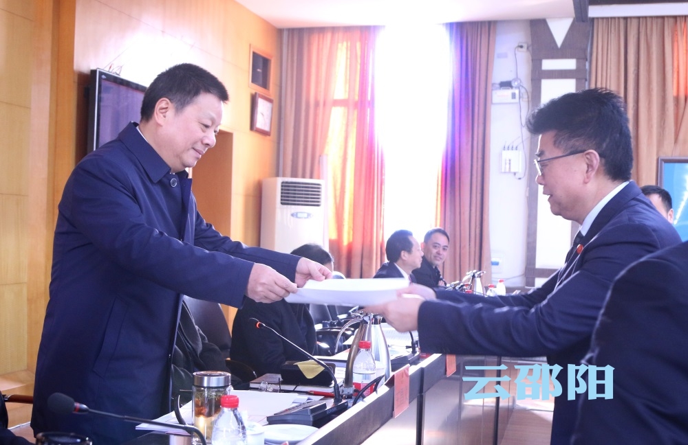 邵阳市十六届人大常委会召开第二十七次会议(图3)