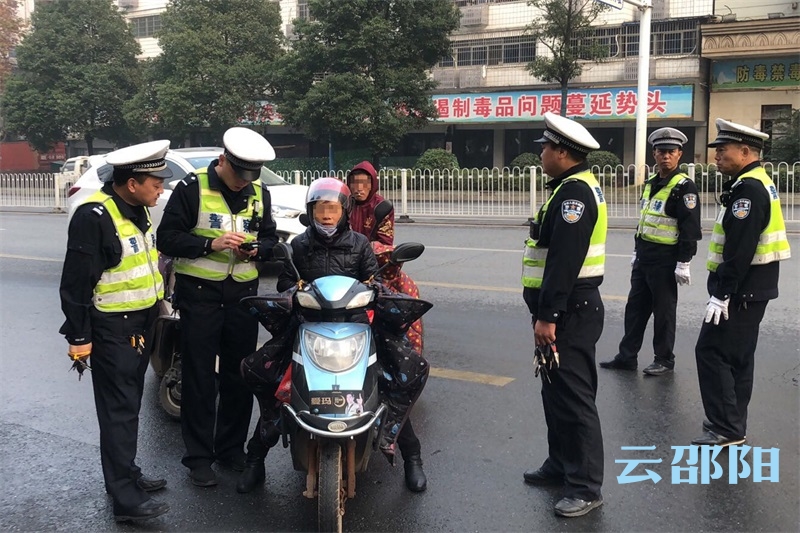 邵阳交警重拳出击 破除电动车交通违法“陋习”(图1)