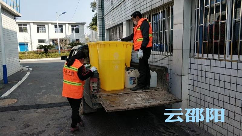 邵阳市自来水公司向市区一线值班值守单位免费发放次氯酸钠消毒液(图1)