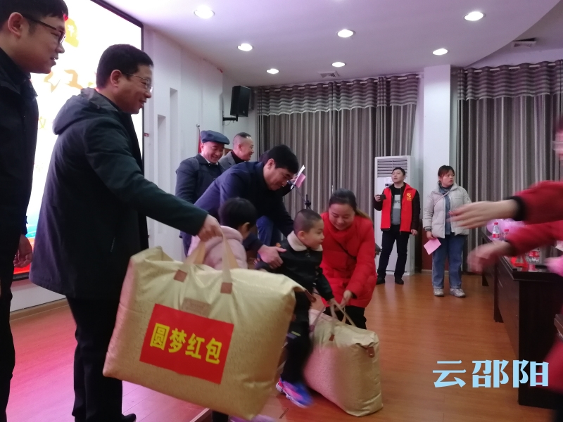 元旦节，邵阳121名困境儿童收到温暖的新年礼物(图1)