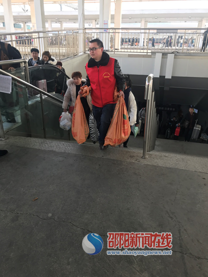 邵阳市交通建设质量安全监督管理处组织志愿者参加“做有温度的交通人”送温暖活动(图1)
