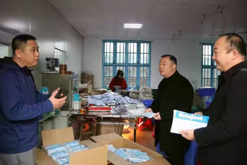 邵阳开展医疗防护用品专项督查:把好质量关 确保市场保供稳价(图1)