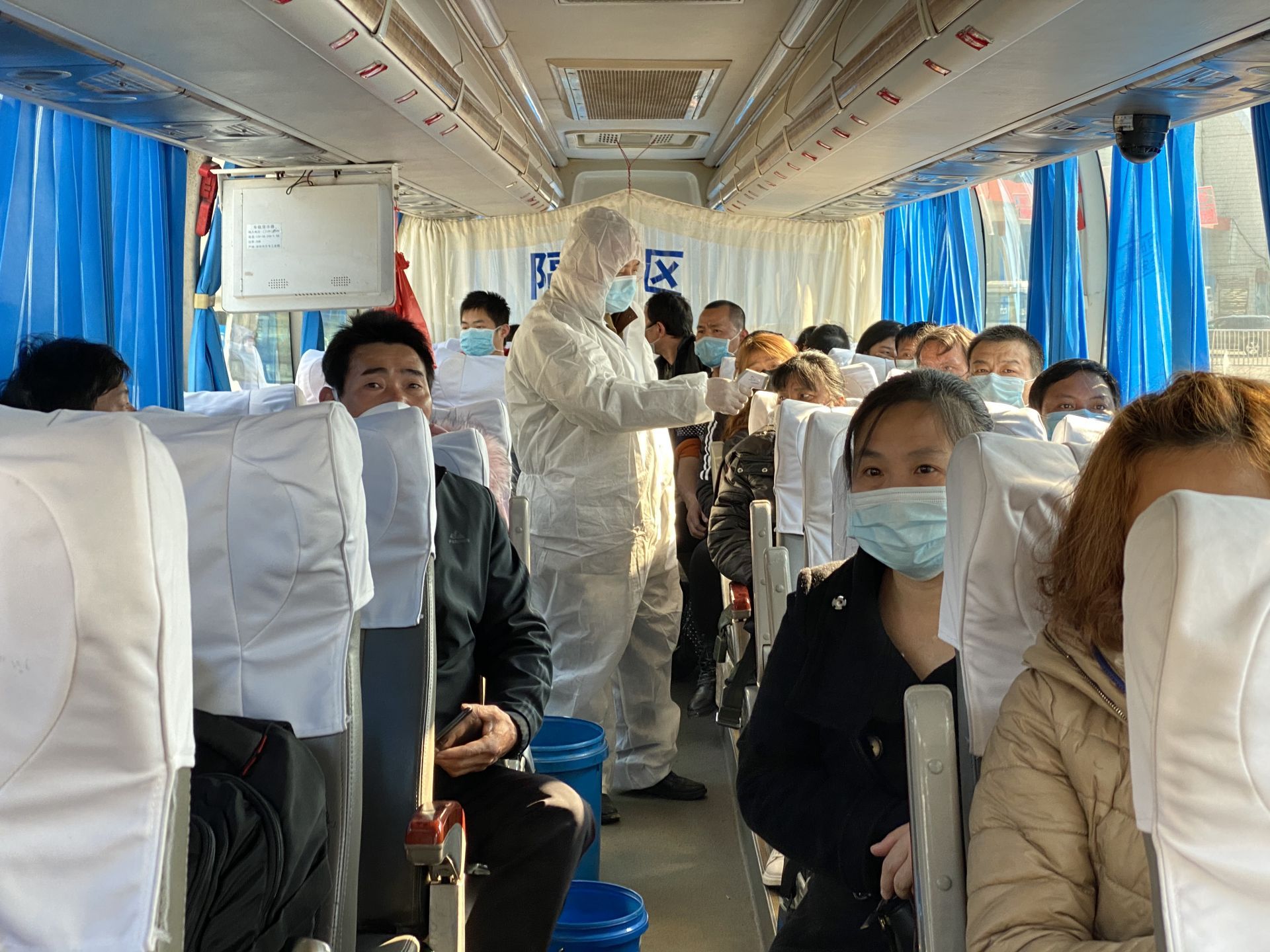 邵阳39位农民工乘坐返岗专车赴广东江门(图1)